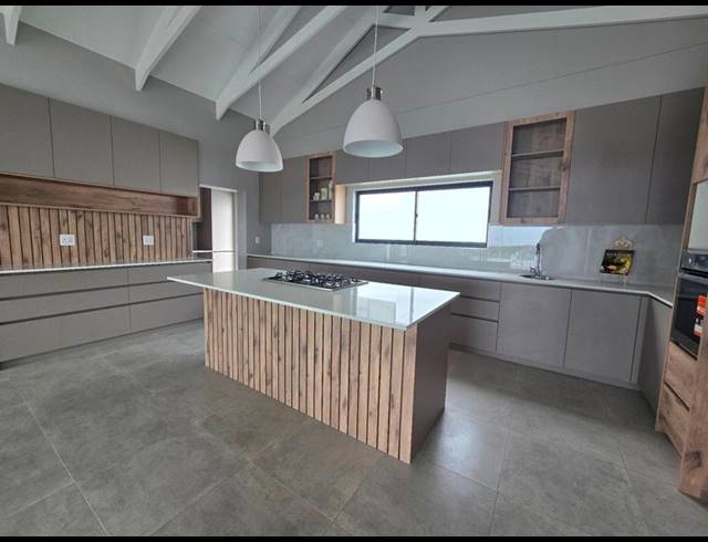 4 BEDROOM HOUSE FOR SALE IN DA GAMA BAY